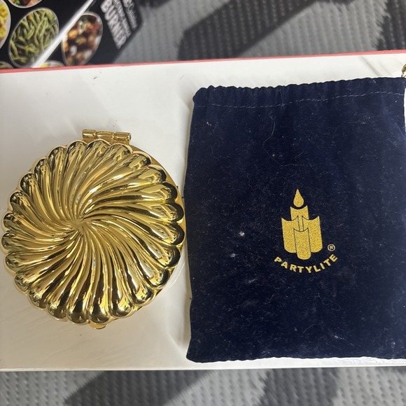 PARTYLITE Compact Gold Clam Shell Travel Tea Light Candle Holder Retired w/Bag - Picture 1 of 3